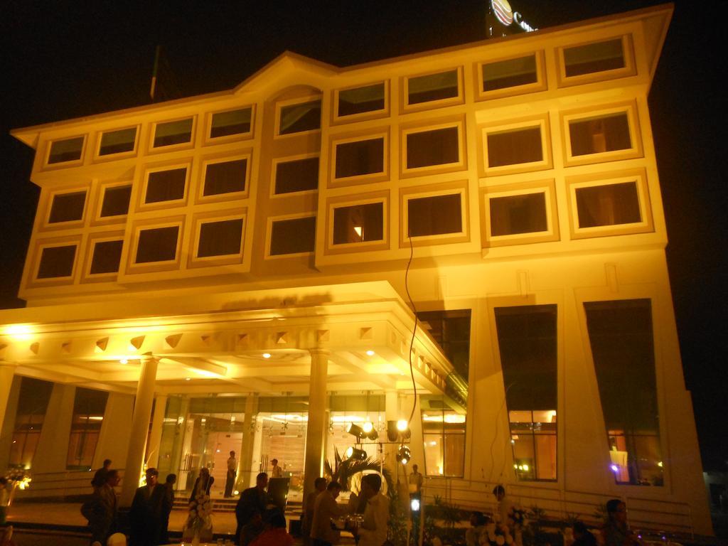 Hotel Saffron Kiran Noida Dış mekan fotoğraf