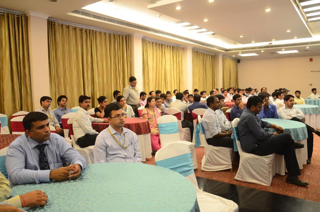 Hotel Saffron Kiran Noida Dış mekan fotoğraf